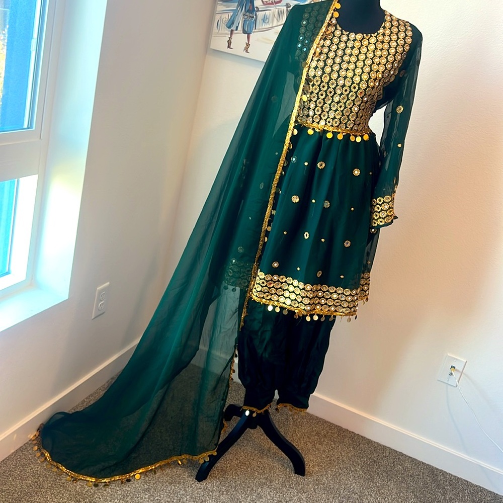 💚Beautiful dress with scarf and pants in   Green color, brand new,